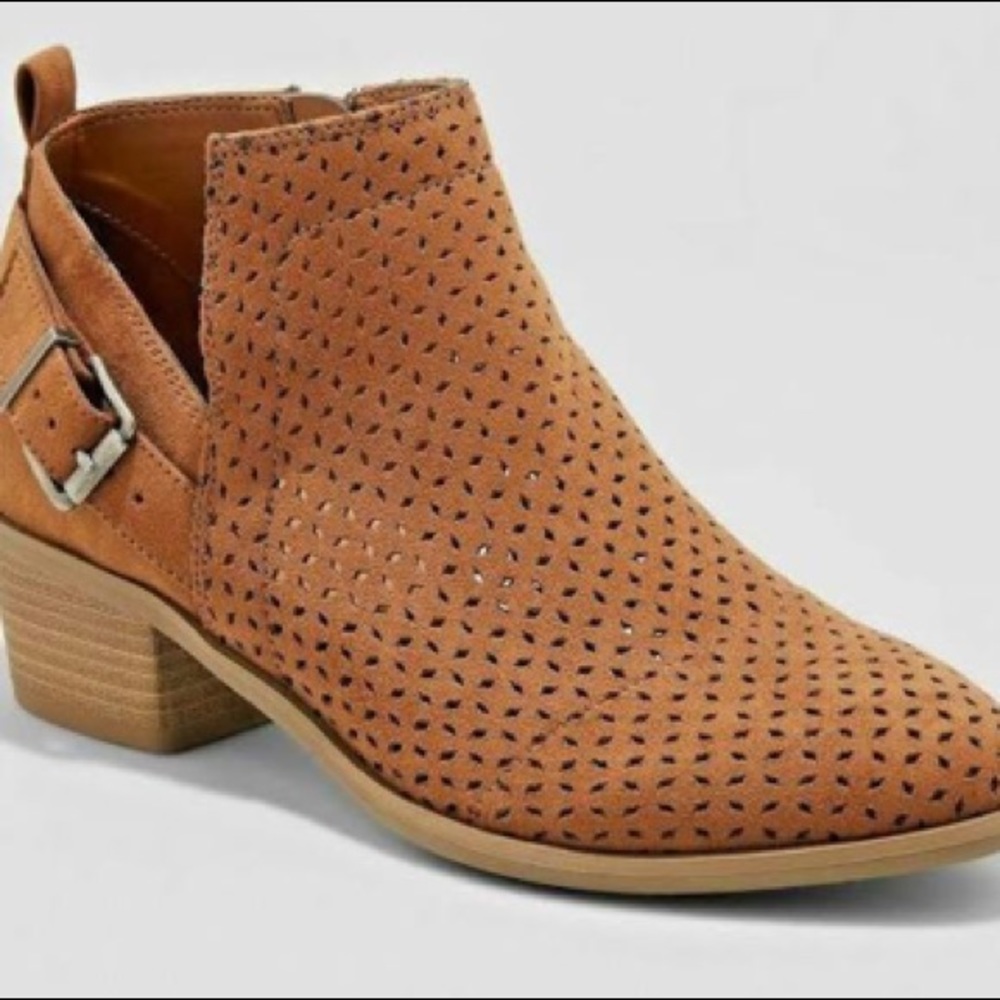 ❤️❤️ NWT Universal Thread cognac Camdyn booties. Perfect for fall!